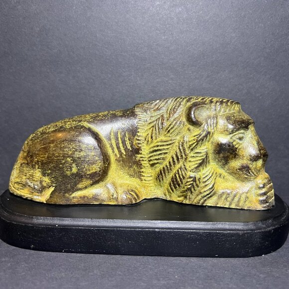 Vintage 1970s Carved Bronze Sleeping Lion Statue Figure on Wooden Base 3.25 x 7" - Picture 2 of 9